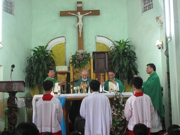 Hanoi city: Archbishop Leopoldo Girelli visits Nam Du parish (Hanoi)